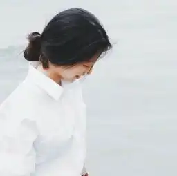 穿衬衫牛仔裤帆布鞋的带字女生全身头像
