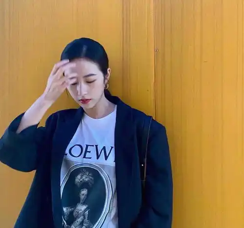 周雨彤穿衣真够大胆,西装里配的内搭打了3个结,平板身材真高级