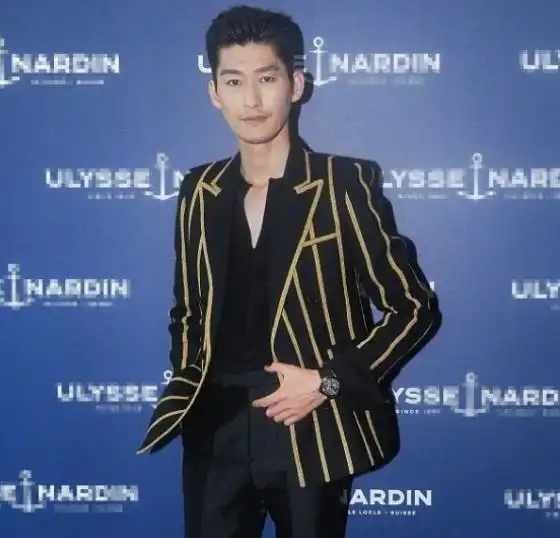 35岁张翰近照,黑色衬衣搭油头胡茬造型,略显憔悴,引网友心疼
