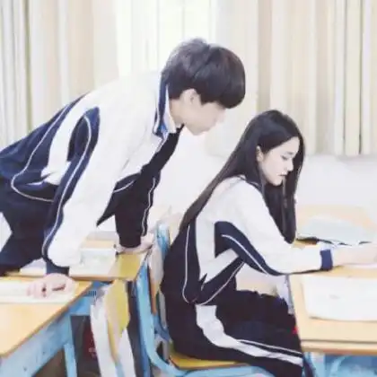 2020年最流行的情侣头像,意境唯美的接吻的小清新的
