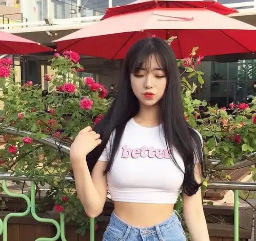 清新又时尚的牛仔裤美女,显得格外靓丽,非常夺目

