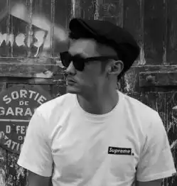 t恤真的玩不出花样了反正潮人都玩logo款,怎么穿都有young
