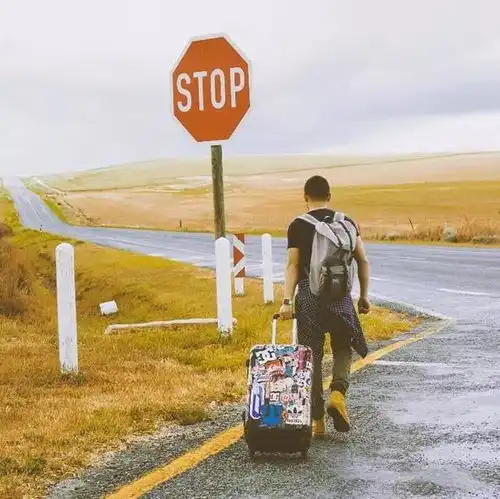 摄影指南10个男生拍照姿势,外出拍照帅气大方
