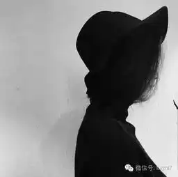 女生黑白伤感头像所有的失望与无奈都不知所措
