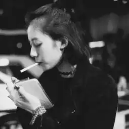 抽烟霸气社会女生头像
