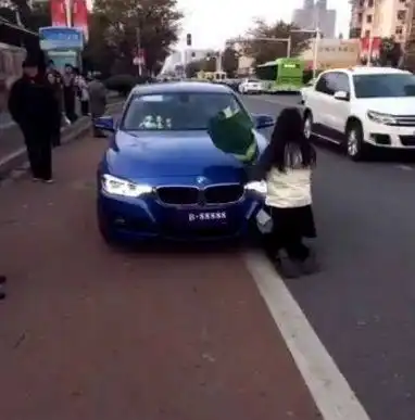 女子跪在宝马车面前表白,而车主的反应让人看呆了
