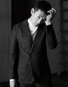 王彦霖质感黑白大片曝光,复杂认真男人
