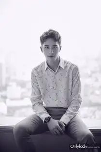 许魏洲现身上海fendi书报亭花美男来袭人气爆棚
