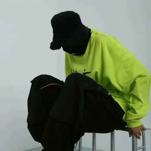 高诗男生头像高清风格
