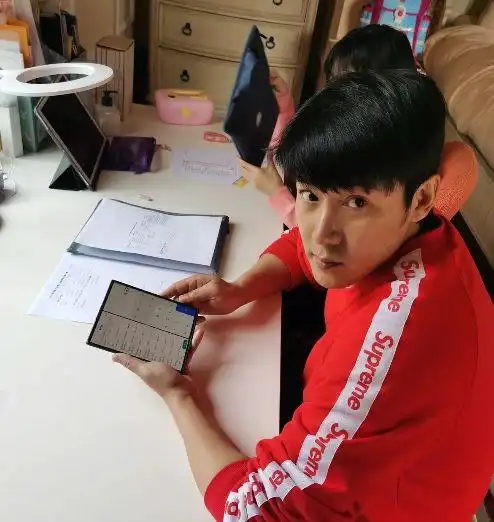 陆毅在客厅穿鞋父亲节两千金温馨陪伴,辅导作业却画风突变
