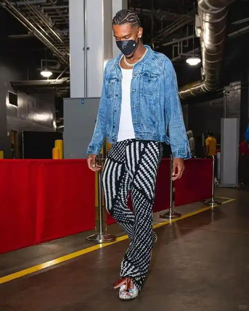 我不要你觉得,我只要我觉得男生牛仔外套就应该这么穿
