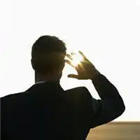 在阳光下的男生背影头像,早上升起的太阳和下午的夕阳
