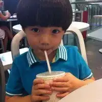 谁知道这个萌小男孩的名字
