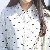 qq头像女生半身不露脸的白色衬衫紫色裙子
