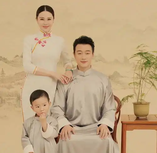 佟大为关悦一家五口民国造型照曝光儿子呆萌,俩女儿亭亭玉立
