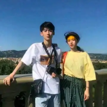 2021潮流清新情侣头像
