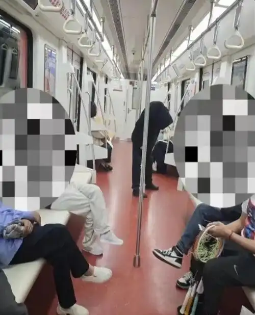 西安地铁神秘黑衣男已被警方带走最新回应