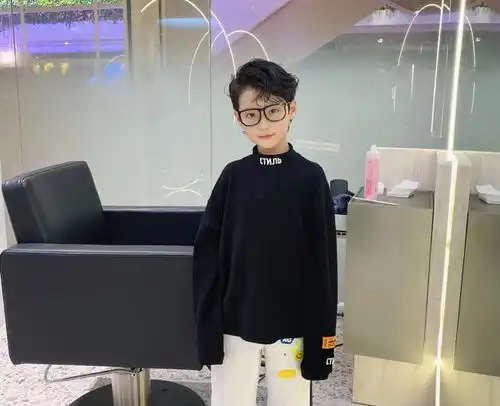 任嘉伦儿子长大,拥有大长腿十分霸气,撞脸鹿晗被赞初恋男神

