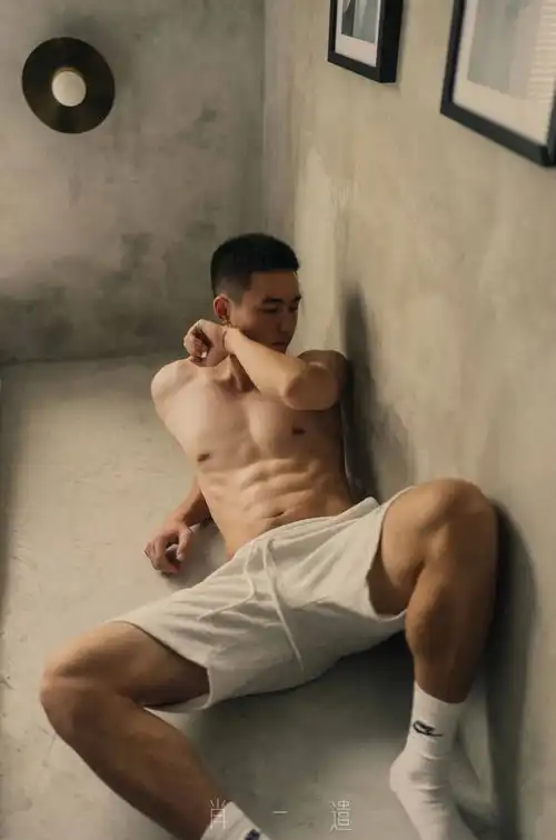 白袜体育生野野惹火地撩,让人产生口渴感
