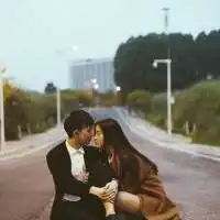 情侣头像女生头发黑色的很长直发男的挺像林宥嘉
