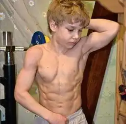 乌克兰11岁男孩靠凭借一身肌肉,拍健身视频两年挣了37万元
