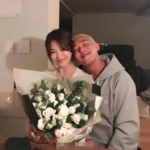 宋慧乔离婚后无顾忌,多次与男性亲密合照,整个人被刘亚仁圈在怀里
