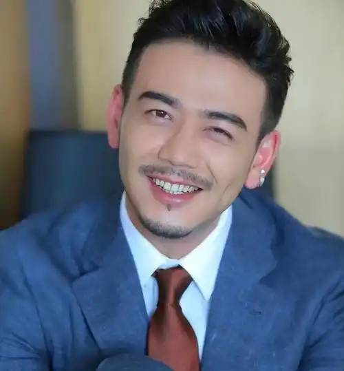 同为40帅哥,为啥大家更偏爱渣男脸的他
