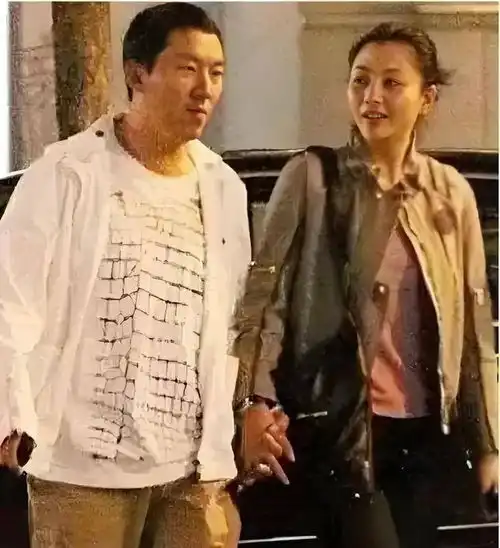 45岁殷桃与男友驾车回家,中年人的平淡爱情,比偶像剧更甜
