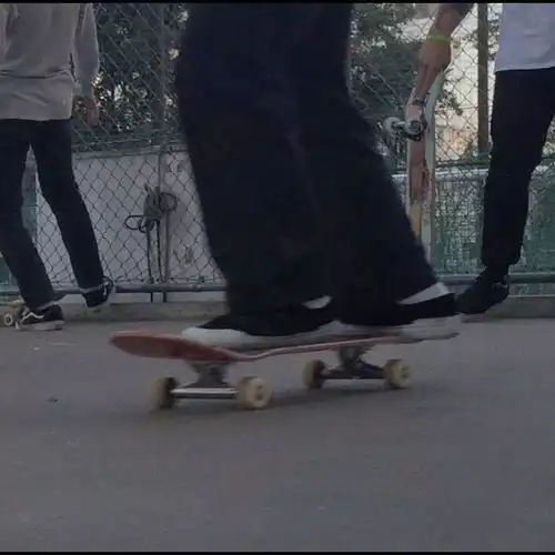 背景图再烫的水也会凉不合适的人终会散场
