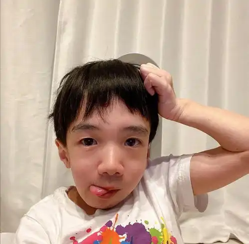 小男人太励志了,真人版小矮人和7个白雪公主,羡煞旁人
