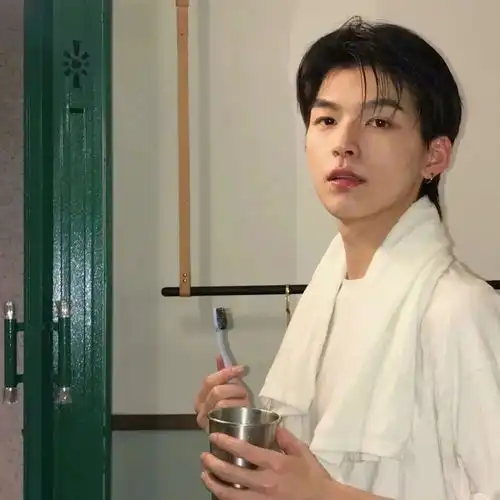 男生头像你是我藏在伟大友谊下的无望爱人
