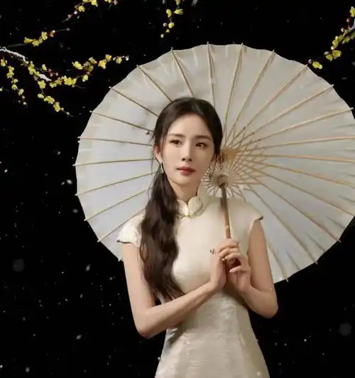 被杨幂新中式的春晚造型惊艳到了,温婉大气,美得绝绝子
