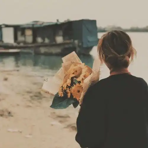 拿花的情侣头像浪漫文艺山野万里,你是我藏在微风中的欢喜
