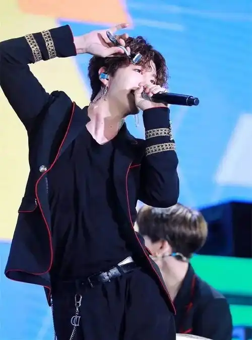 范丞丞拍戏受伤被导演刘信达表扬,夸赞其亲自反复去摔,是个爷们
