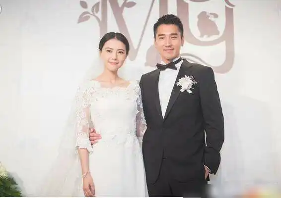 威尼斯电影节赵又廷给巩俐贴心倒水,网友高圆圆捡到宝了
