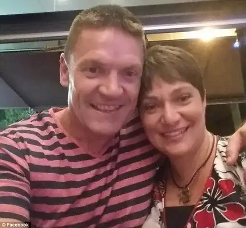 这个中年男子打了一个未成年人,却被网友们视为英雄...究竟怎么回事
