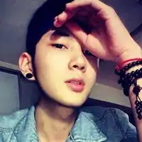 孤单冷漠的男生头像我的眼泪在风里肆意地挥洒男生头像
