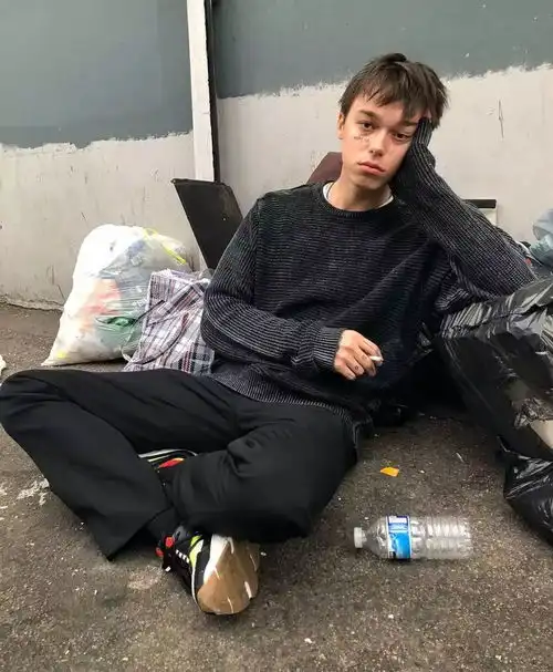 靠一脸丧气火起来的网红
