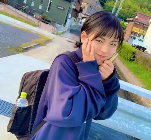 16岁男生男扮女装,因长相甜美吸粉无数,女生都自愧不如
