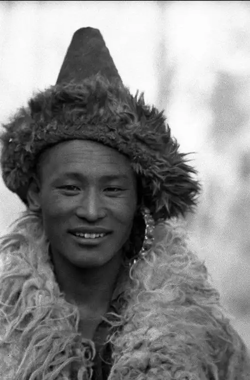 1932年青海藏族老照片少年喇嘛英俊淳朴,牧民大叔满脸沧桑
