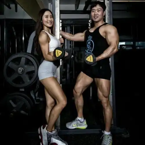 人物飒爽英姿的女警,四岁娃的辣妈,健身练出极致身材
