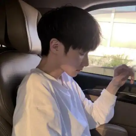 男生qq气质头像,记忆里那淡淡的伤体现在脸上
