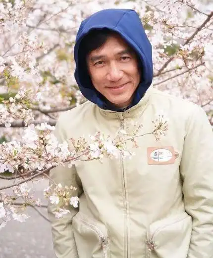 刘嘉玲梁朝伟日本赏樱花,曝助理很凶禁止路人拍照,日本人除外
