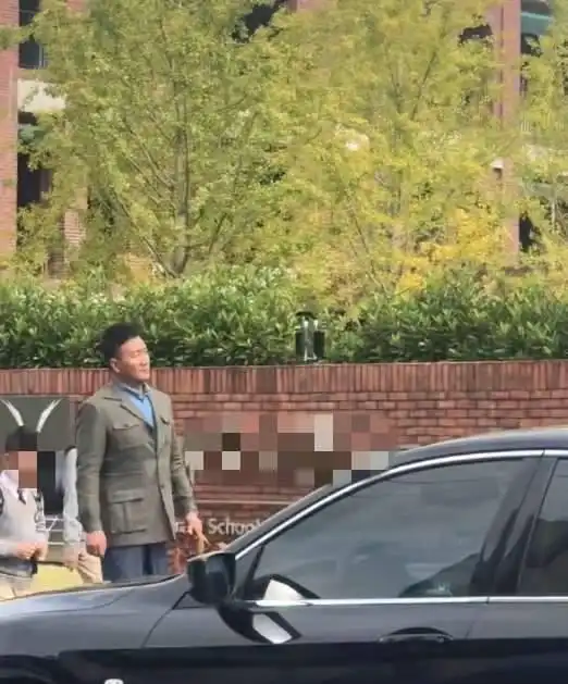 胡军现身上海学校门口接孩子学费一年50万,座驾曝光太让人意外
