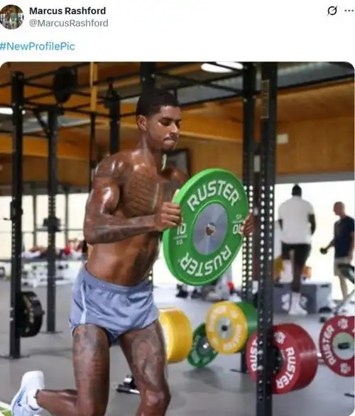 挥汗如雨拉什福德社媒晒健身房训练照片,并将其设置为新的头像
