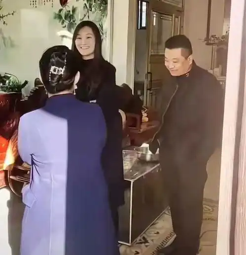 陈亚男深夜退还彩礼,直播间被封,内涵和小伟没孩子的原因
