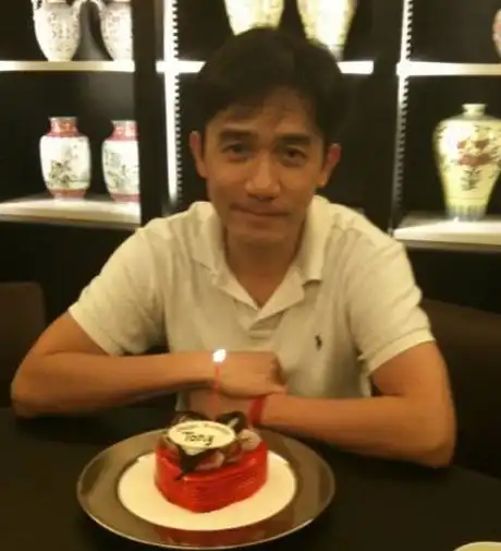 梁朝伟和刘嘉玲一起出街,梁朝伟面无表情,网友男人的无奈
