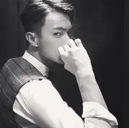 男生头像热闹要向别人乞讨,而孤独自给自堆糖,美好生活研究所
