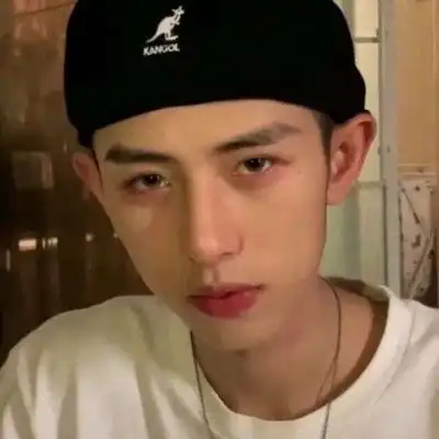 初中时远离这3种男生,玩玩而已,谈不上对你动心
