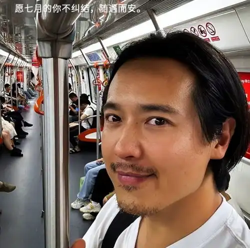 高云翔阿那亚被偶遇,发福发腮皱纹明显,疑带二胎儿出门旅游
